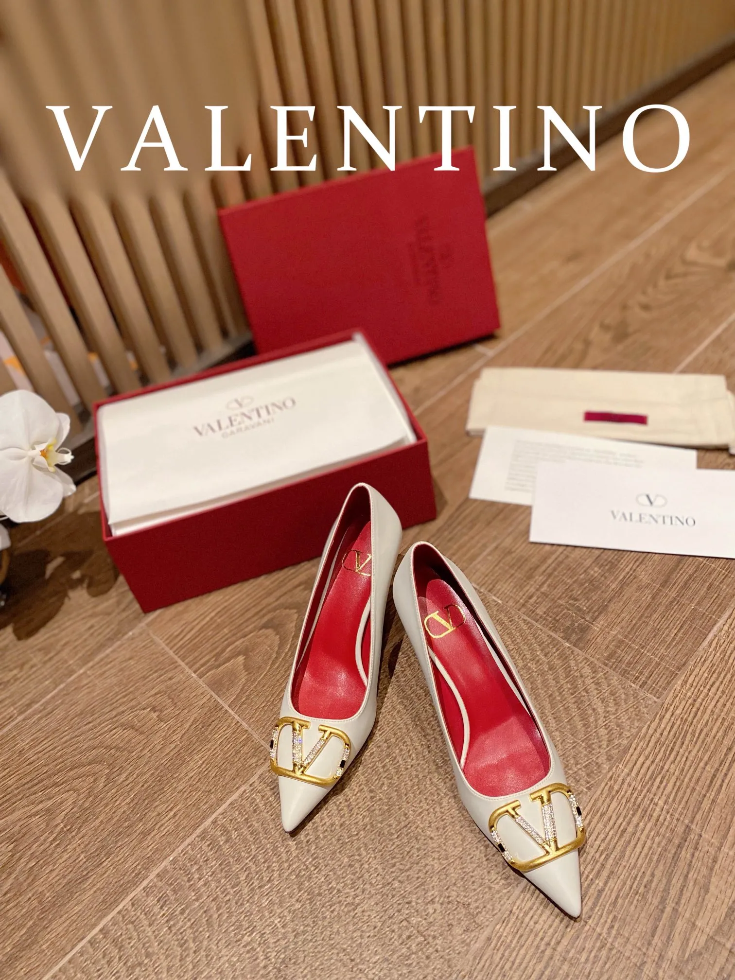 👟👟Ex-factory price 520👟👟 𝑉𝐴𝐿𝐸𝑁𝑇𝐼𝑁𝑂 Valentino ♡ The latest series of the counter 💯The new season of Valentino replaces the usual rivet elements with the initial V bronze (dotted buckle) buckle, simplifying the complexity Make the design more refined and durable. No matter your age, it can easily fit on your feet and make your feet look slimmer! The new season lives up to expectations! Worth buying ★Imported cowhide is absolutely high-grade ❥Original method is absolutely sensual ❥Elegant style creates a different feeling🙈 Simple temperament style!  ♡ show bdetails ———————————— ⊿▸: Size｜35-40 (customized at 34.40.41.42) ⊿▸: Material｜Imported cowhide ⊿▸: Material｜Exclusive molded rhinestone buckle ⊿▸: Material | Padded sheepskin ⊿▸: Material |Italian 🇮🇹 genuine leather outsole (the original 1:1 method has a wood grain shape) ⊿▸: Heel height｜8cm